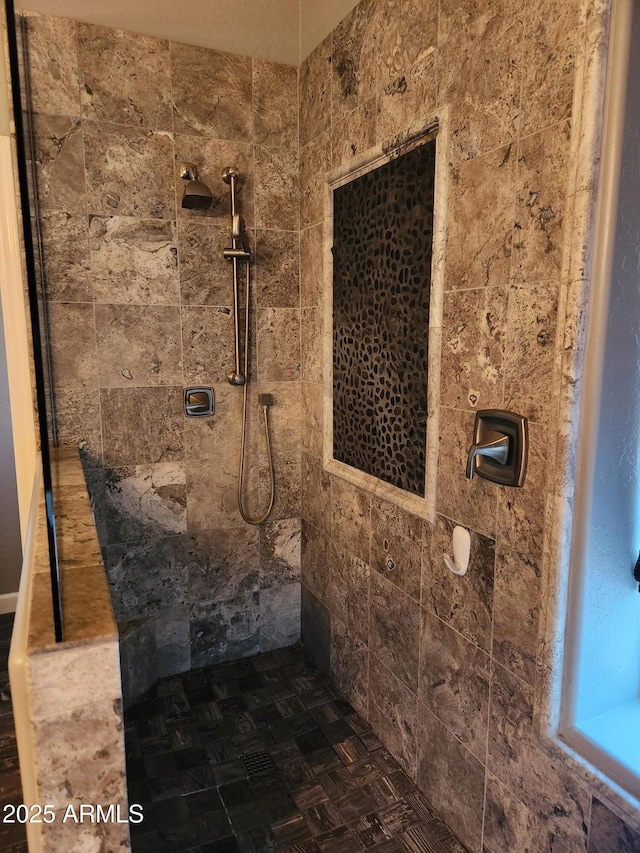 bathroom featuring tiled shower