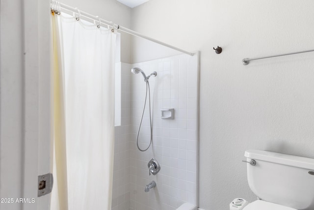 bathroom featuring toilet and shower / bath combo