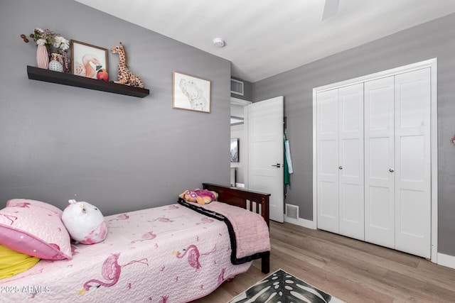 bedroom featuring light hardwood / wood-style flooring, a closet, and ceiling fan