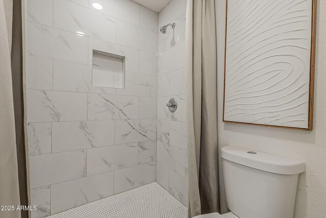 16421 N 34th Ave, Phoenix, AZ 85053 - bathroom featuring tiled shower and toilet