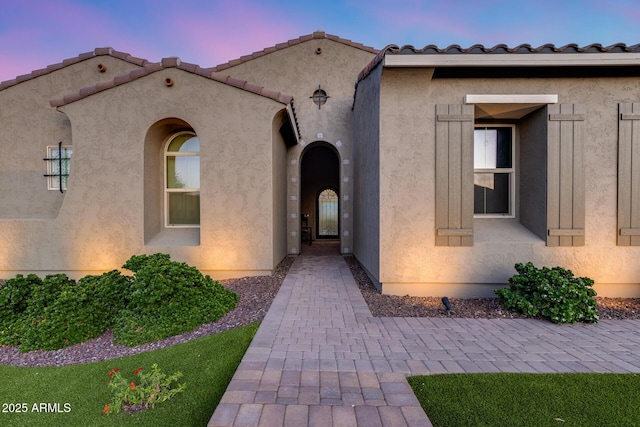 9527 W Whitehorn Way, Peoria, AZ 85383 - exterior entry at dusk featuring stucco siding