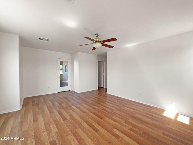 unfurnished room featuring light wood-type flooring and ceiling fan