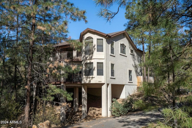 view of front of property featuring a balcony