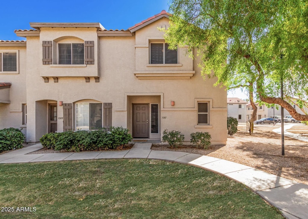 1961 N Hartford St Unit 1087, Chandler, AZ 85225 - view of front of home with a front yard, stucco siding, and a tile roof