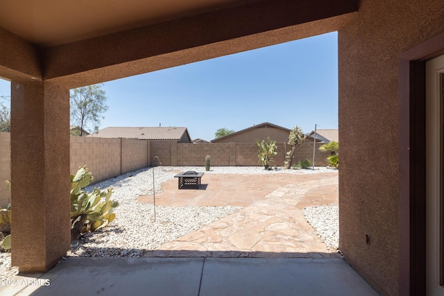 view of patio with an outdoor fire pit