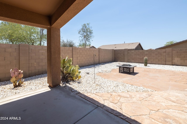 view of patio with an outdoor fire pit