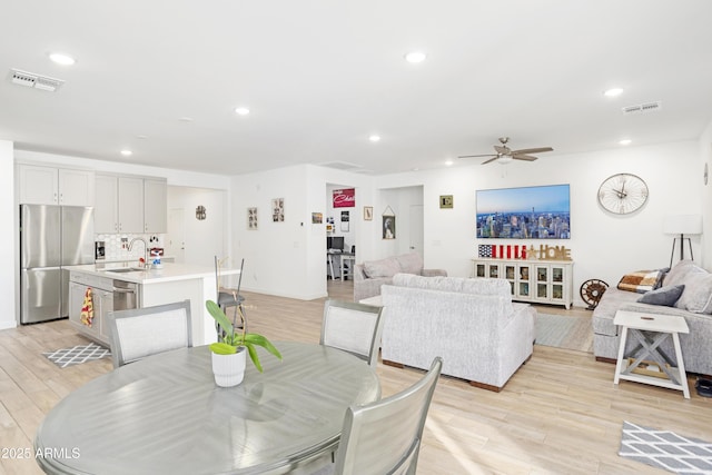 dining room featuring light wood-style floors, recessed lighting, visible vents, and ceiling fan