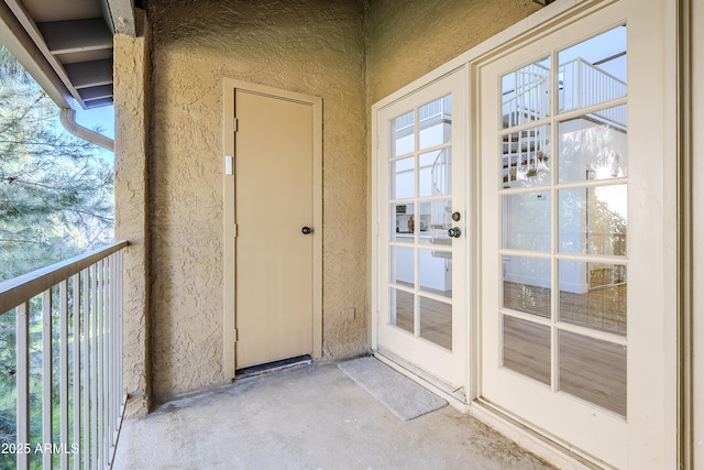 property entrance featuring a balcony