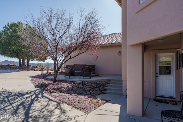 view of yard featuring a patio area