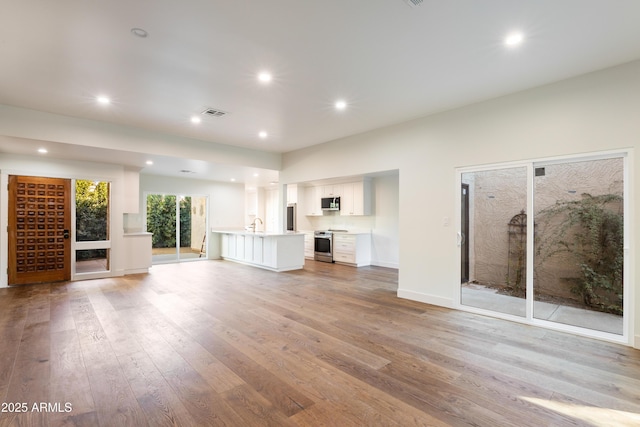 4525 N 66th St Unit 95, Scottsdale, AZ 85251 - unfurnished living room featuring light wood-type flooring, recessed lighting, and baseboards