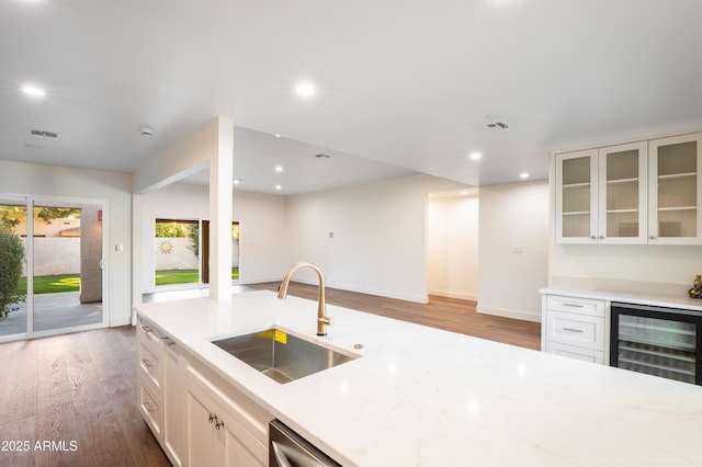 4525 N 66th St Unit 95, Scottsdale, AZ 85251 - kitchen featuring a sink, wine cooler, wood finished floors, white cabinets, and recessed lighting