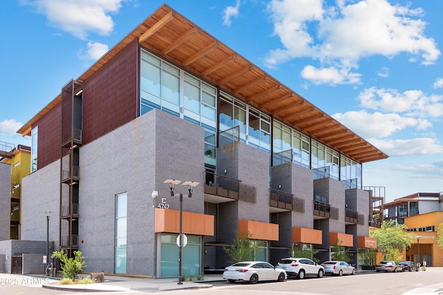 view of apartment building / complex