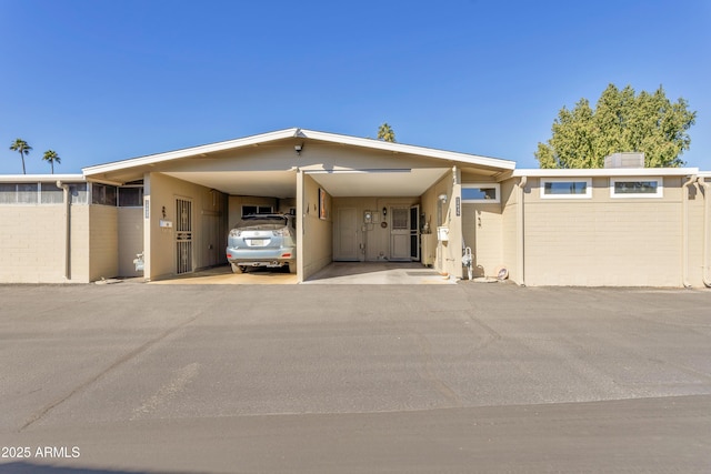 view of front facade featuring a carport