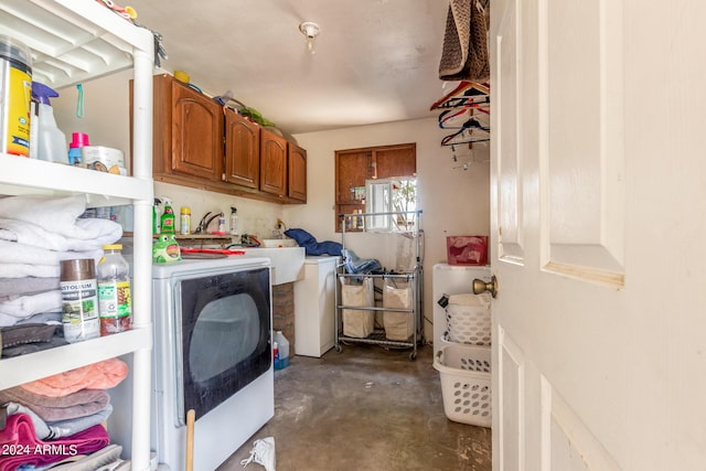 3136 W Sunnyside Ave, Phoenix, AZ 85029 - laundry room featuring cabinets and washing machine and clothes dryer