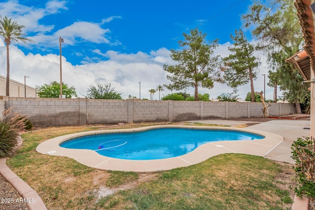 845 N Oak Ct, Chandler, AZ 85226 - view of swimming pool featuring a fenced backyard and a patio