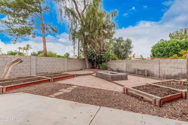 845 N Oak Ct, Chandler, AZ 85226 - fenced backyard featuring a vegetable garden and a patio