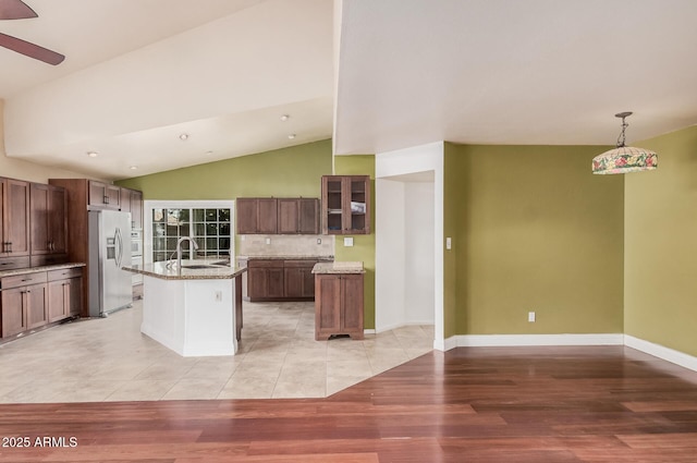 845 N Oak Ct, Chandler, AZ 85226 - kitchen with refrigerator with ice dispenser, a sink, ceiling fan, a kitchen island with sink, and light wood-style floors