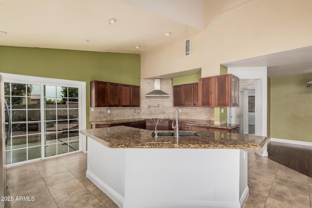 845 N Oak Ct, Chandler, AZ 85226 - kitchen featuring a sink, wall chimney range hood, light tile patterned floors, decorative backsplash, and high vaulted ceiling