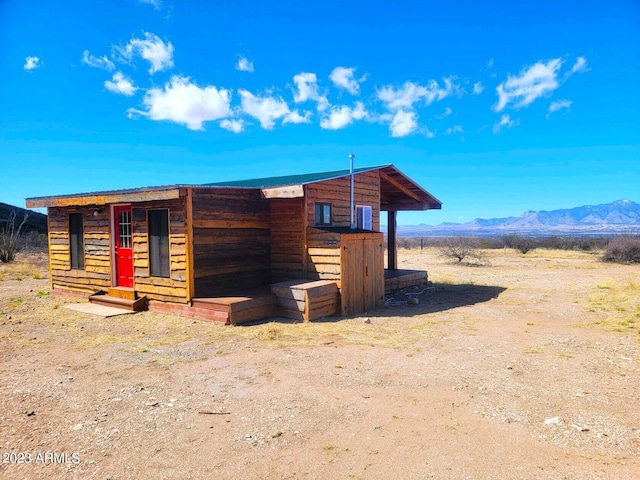 view of front facade featuring a mountain view