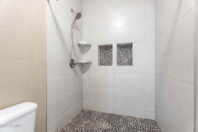 9600 N 96th St Unit 263, Scottsdale, AZ 85258 - bathroom featuring a tile shower and toilet
