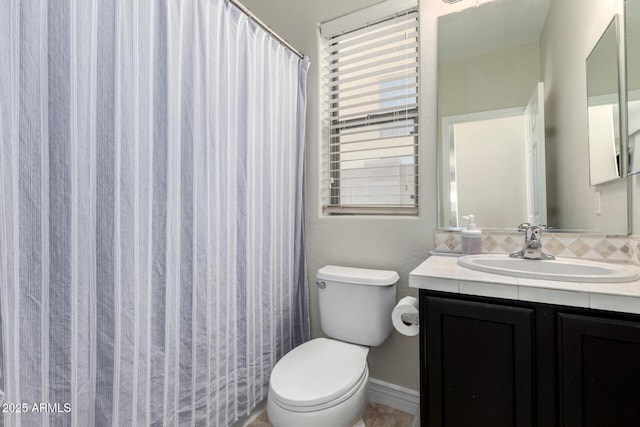 full bathroom featuring toilet, backsplash, vanity, and baseboards