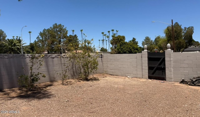 3201 E Colter St, Phoenix, AZ 85018 - view of yard with a gate