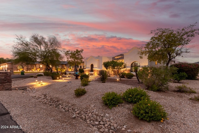 view of yard featuring a fire pit