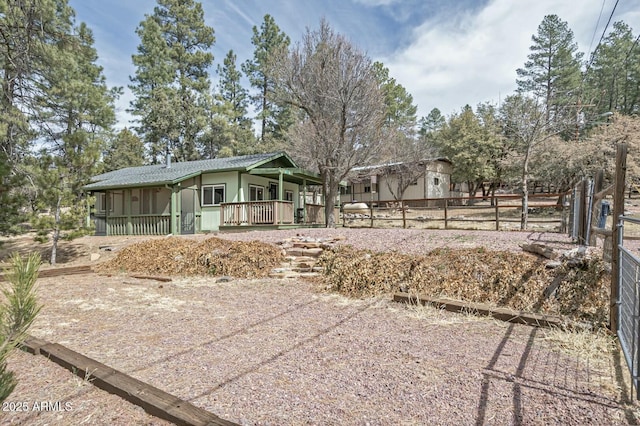 view of front of property with covered porch and fence