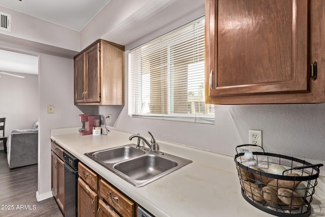 7474 E Earll Dr Unit 311, Scottsdale, AZ 85251 - kitchen featuring a sink, light countertops, dark wood-type flooring, and a ceiling fan