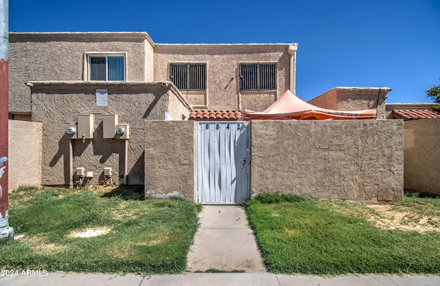 6842 W Devonshire Ave, Phoenix, AZ 85033 - view of front of house featuring a fenced front yard, a gate, and stucco siding