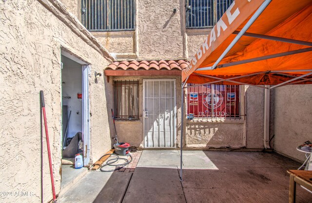 entrance to property featuring a patio