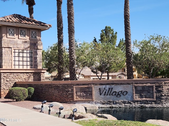 community / neighborhood sign featuring a water view