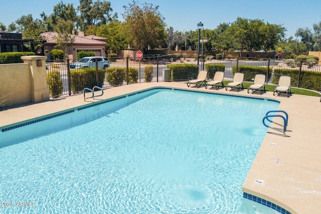 3041 E Fremont Rd, Phoenix, AZ 85042 - community pool with a patio