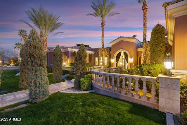 view of yard at dusk