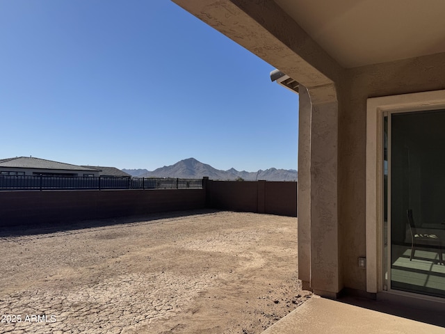 view of yard with a mountain view