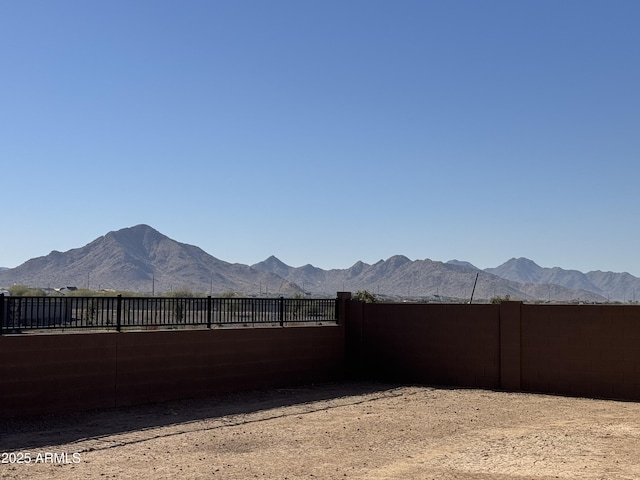 view of yard featuring a mountain view