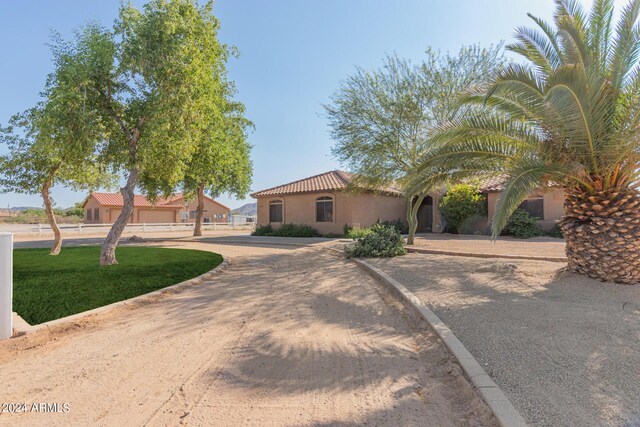 view of front of house featuring a front lawn