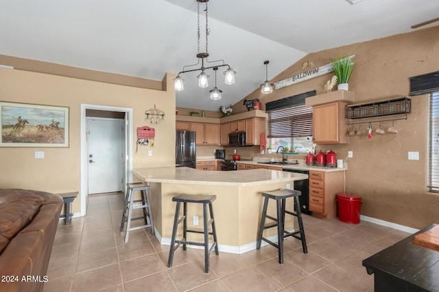 kitchen with sink, a breakfast bar area, black appliances, decorative light fixtures, and vaulted ceiling