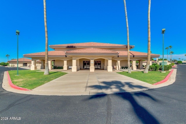 view of front of house with a front lawn