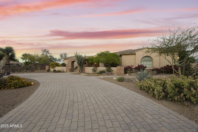 2727 S Balboa Dr, Gilbert, AZ 85295 - surrounding community with curved driveway and a gate