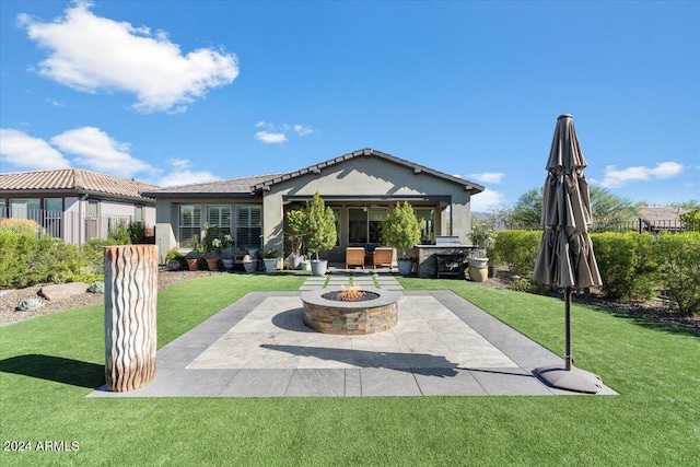 view of front of property featuring a patio, an outdoor fire pit, and a front yard