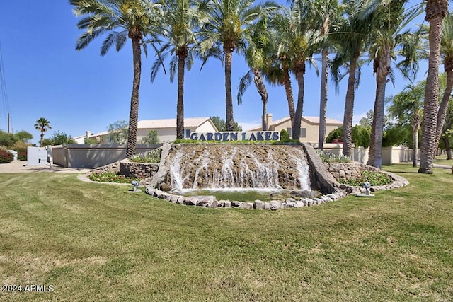 community / neighborhood sign featuring a lawn