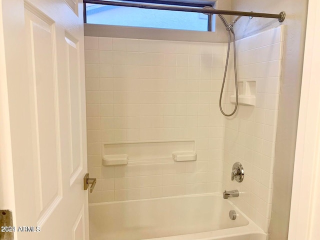 bathroom with tiled shower / bath