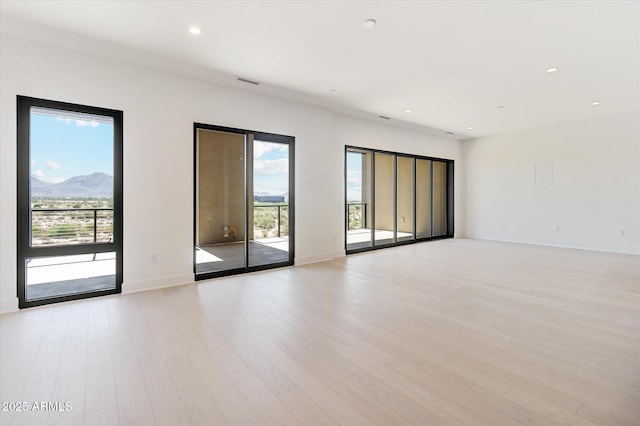 19355 N 73rd Way Unit E-4014, Scottsdale, AZ 85255 - unfurnished room featuring healthy amount of natural light, light wood finished floors, recessed lighting, and a mountain view