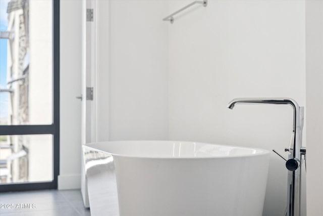 19355 N 73rd Way Unit E-4014, Scottsdale, AZ 85255 - full bathroom featuring a freestanding bath