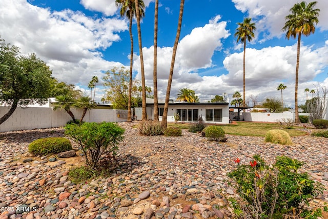 view of front of property featuring fence