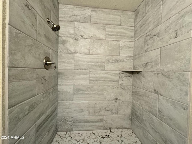 bathroom featuring a tile shower