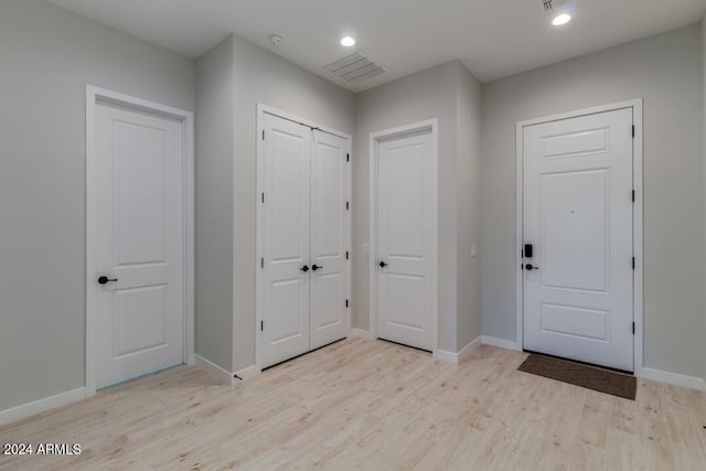 foyer featuring recessed lighting, visible vents, baseboards, and light wood finished floors