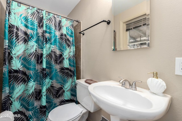 3643 E Friess Dr, Phoenix, AZ 85032 - full bathroom with toilet, a sink, a shower with curtain, and a textured wall