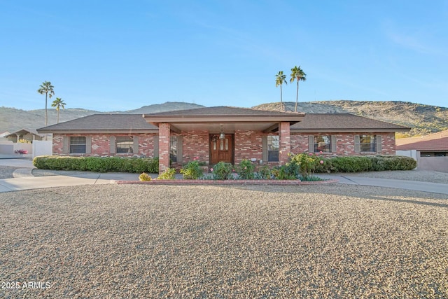 view of front of house featuring a mountain view